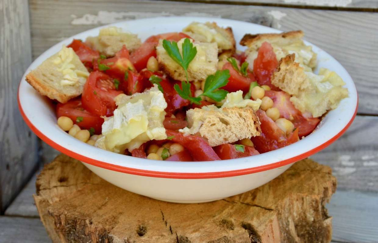 Салат с нутом и помидором