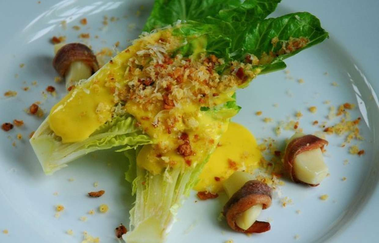 Салат Цезарь с анчоусами