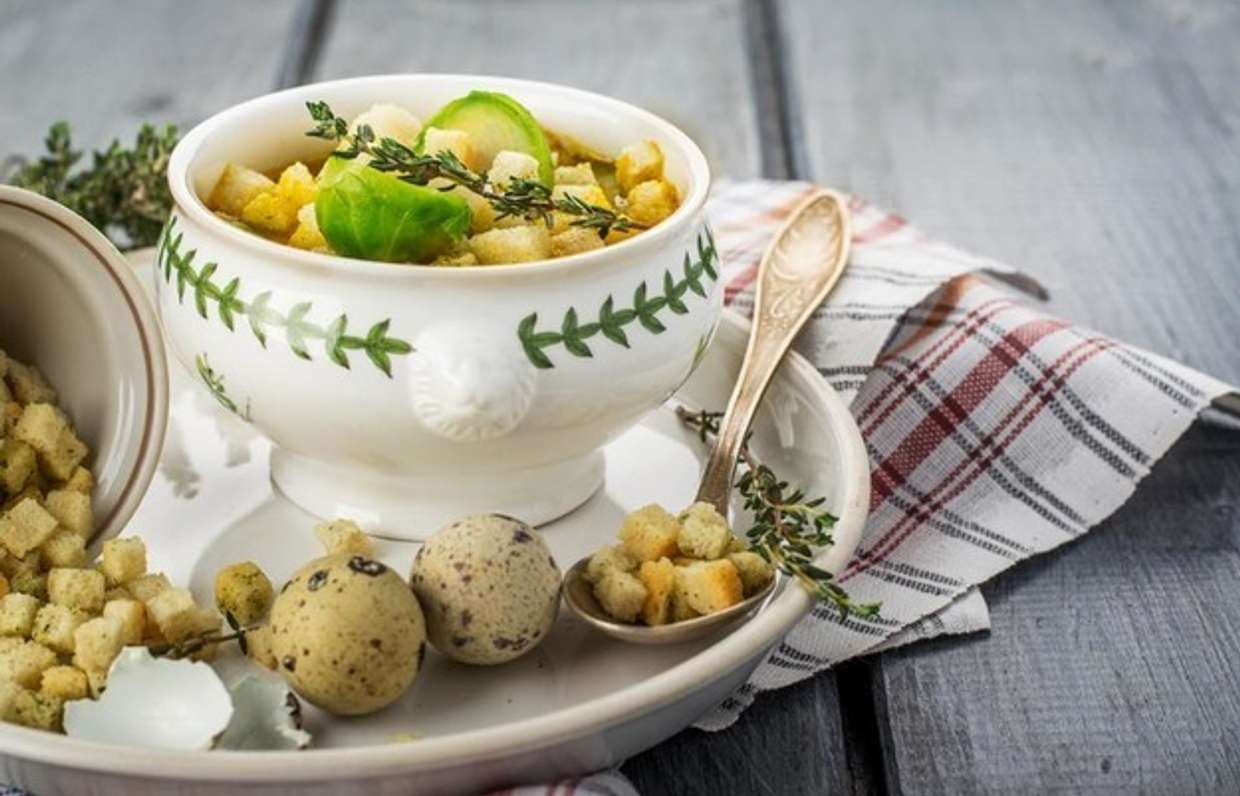 Суп с хлебом, чесноком и кинзой