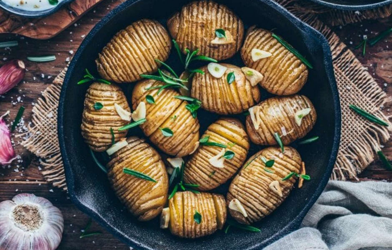 Запеченный картофель с розмарином и чесноком