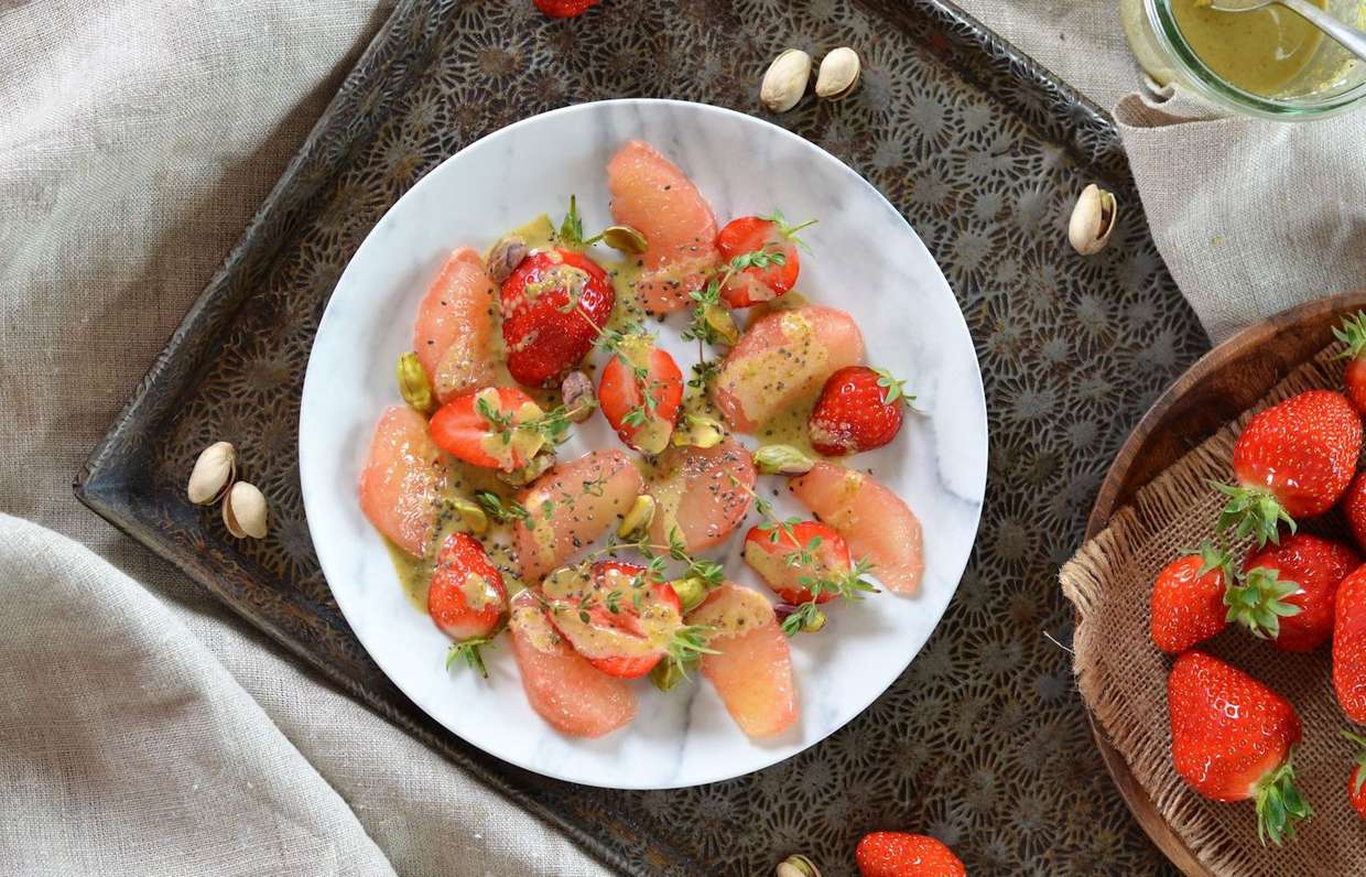 Салат с клубникой и грейпфрутом