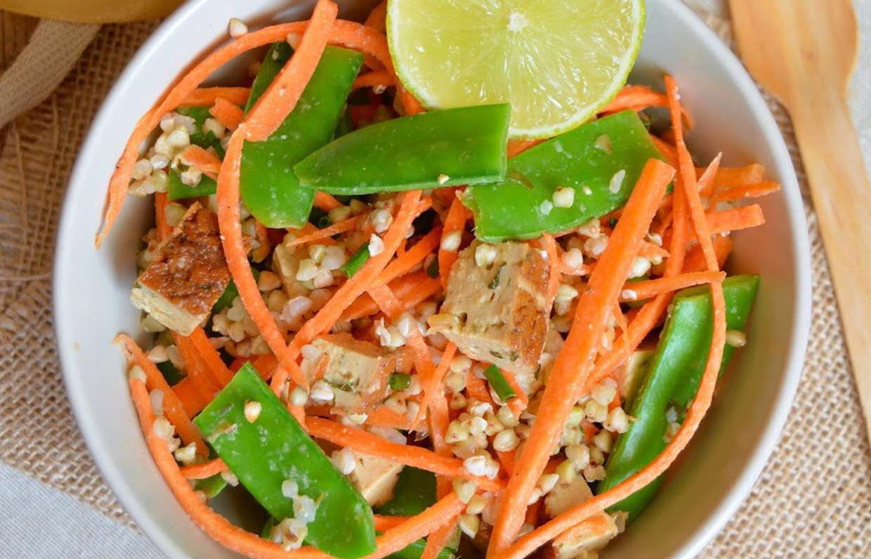 Салат с зеленой гречкой и тофу