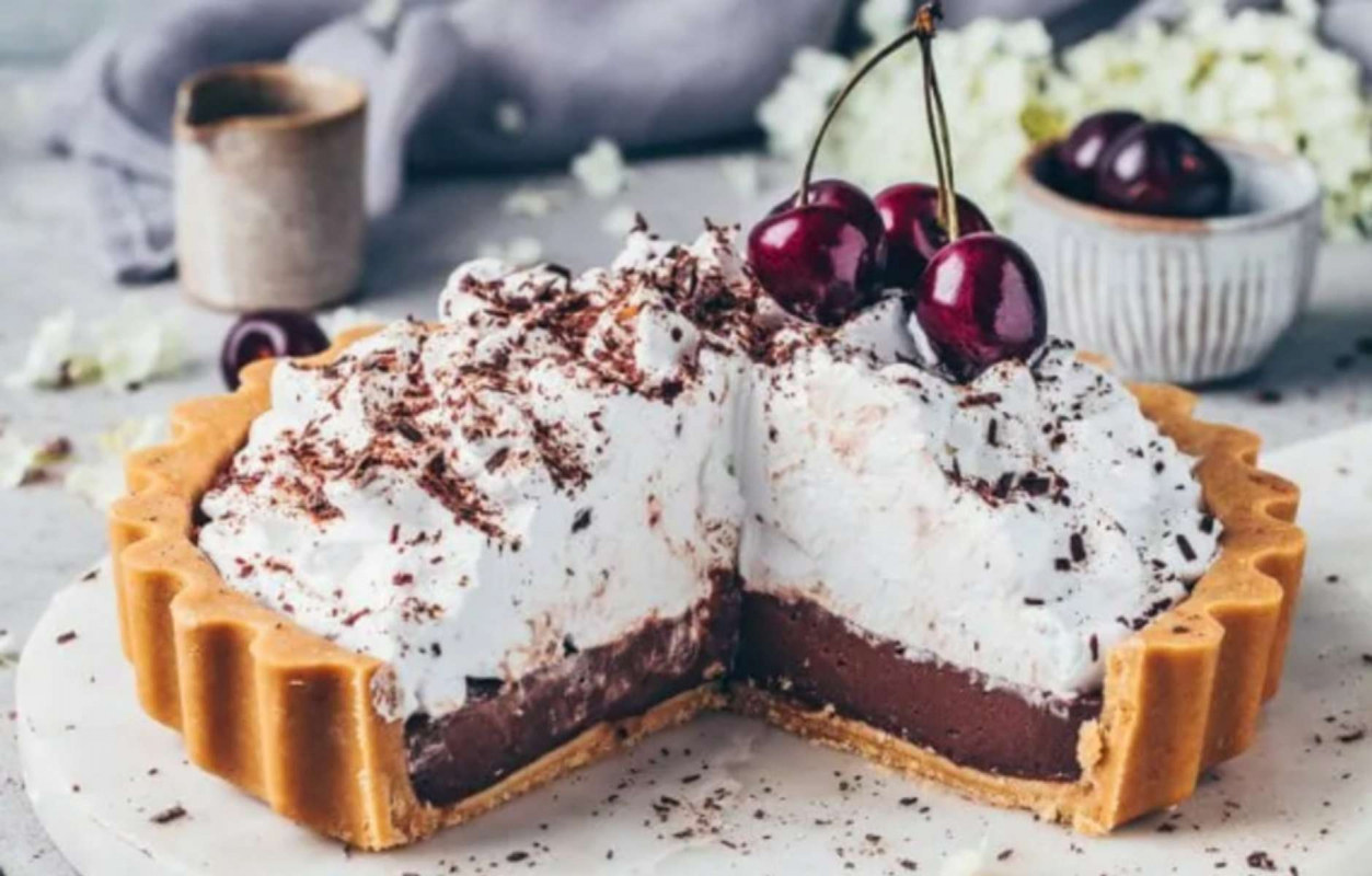 Пирог с шоколадным пудингом и вишней