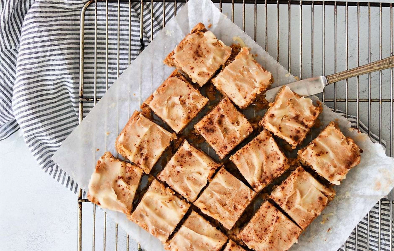 Яблочные блонди с кленово-кокосовой глазурью