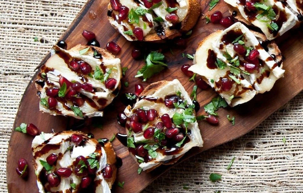 Тосты с сыром бри и гранатовой глазурью