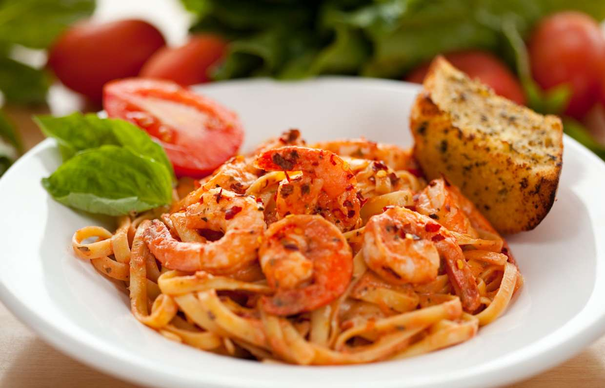 Паста с томатным соусом и креветками