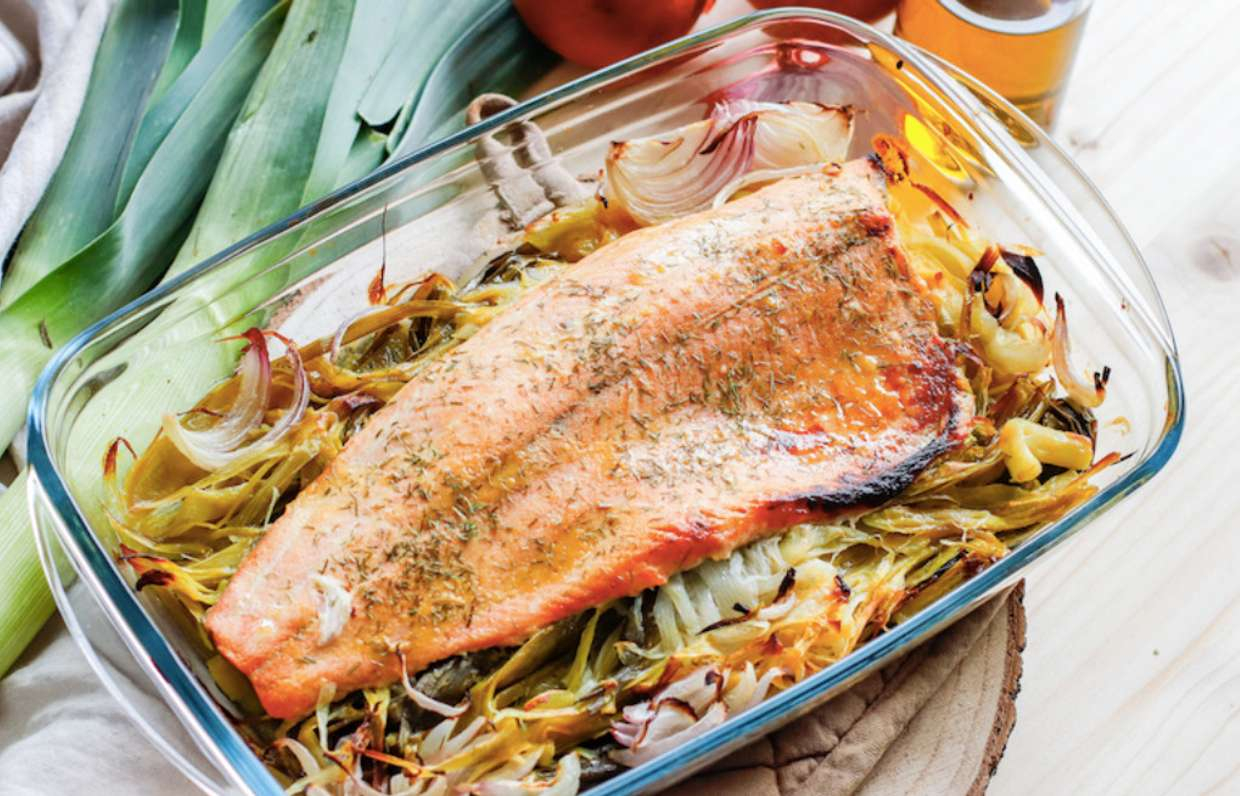 Форель с луком-порей