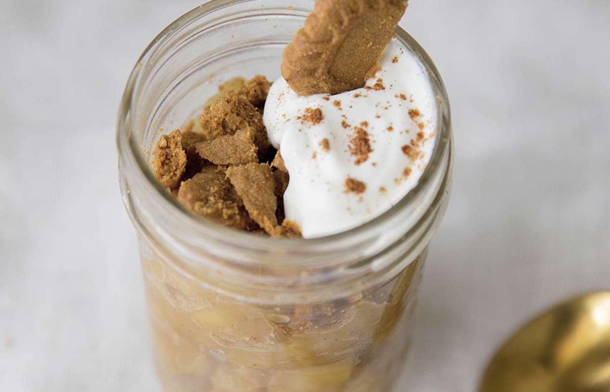 Яблоки с греческим йогуртом и пряным печеньем