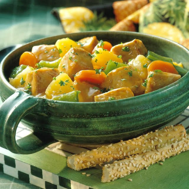 Рагу со свининой, соусом терияки и ананасами