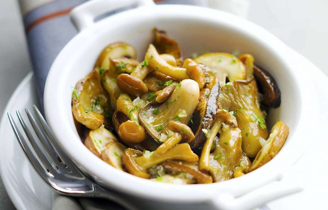 Грибы, жаренные с луком и петрушкой