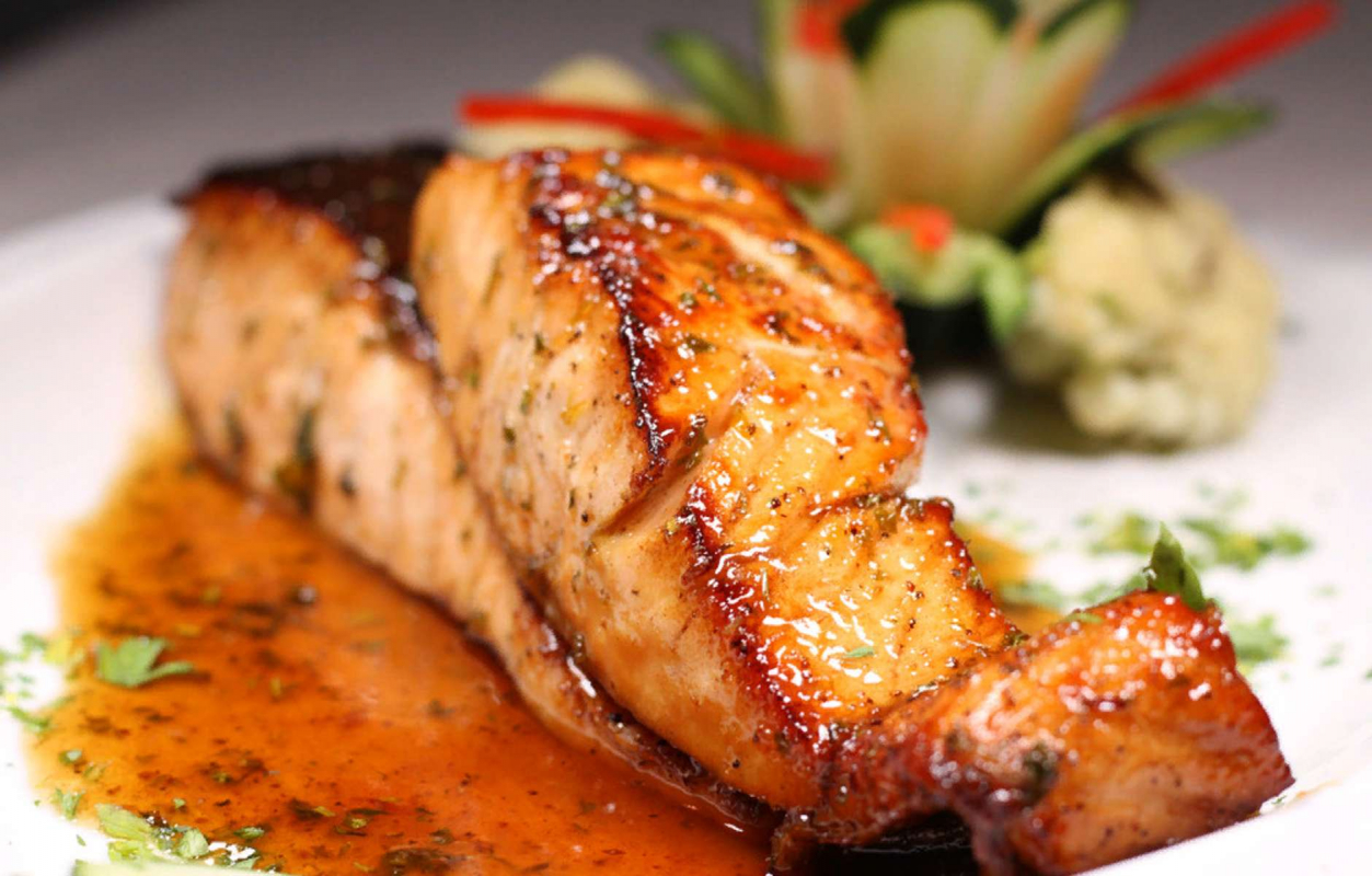 Лосось в медовом соусе со свежей кинзой