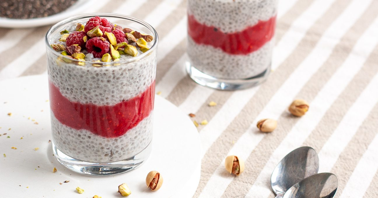 Чиа пудинг с малиной и фисташками