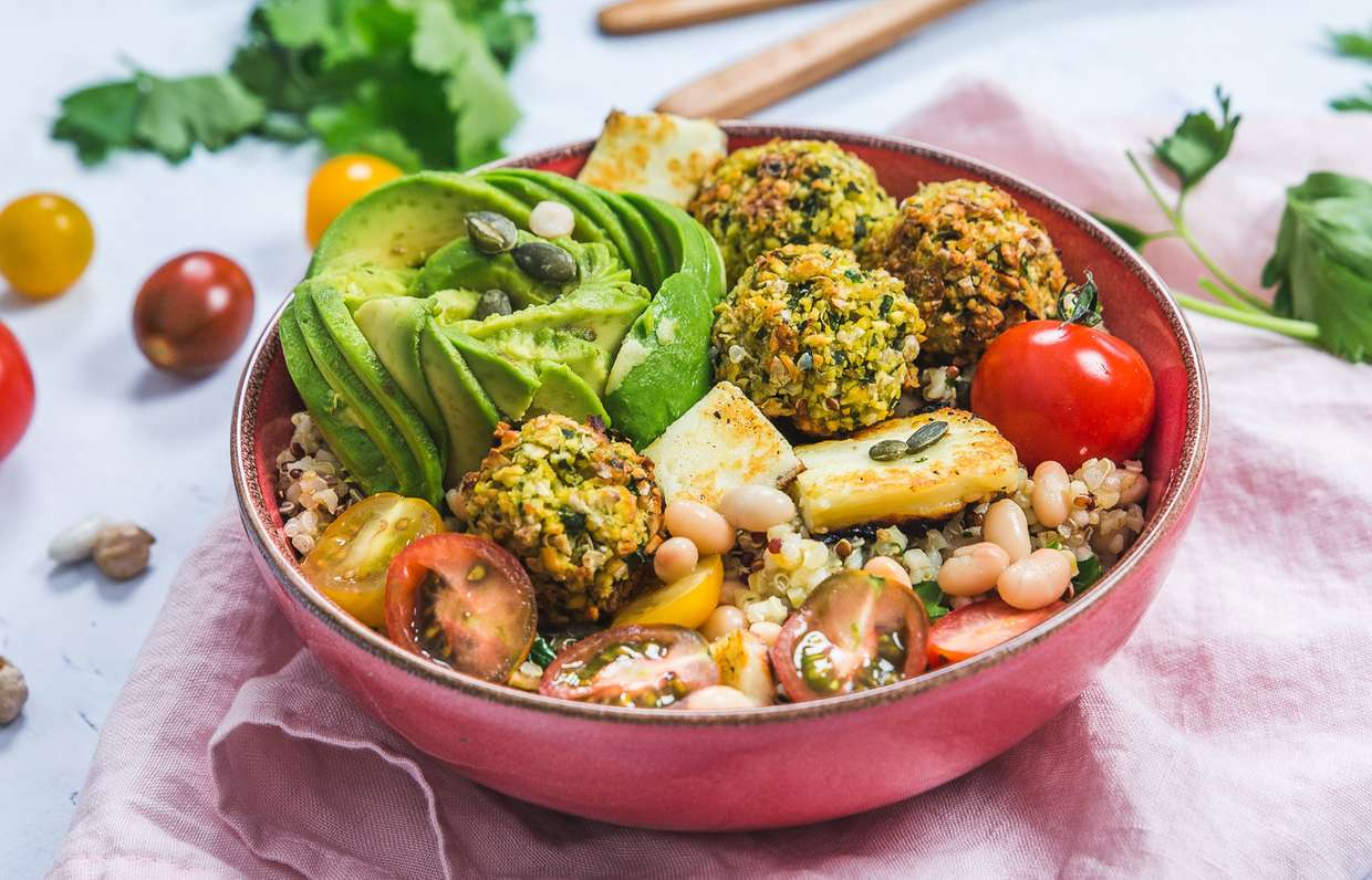 Салат с фасолью и фалафелем