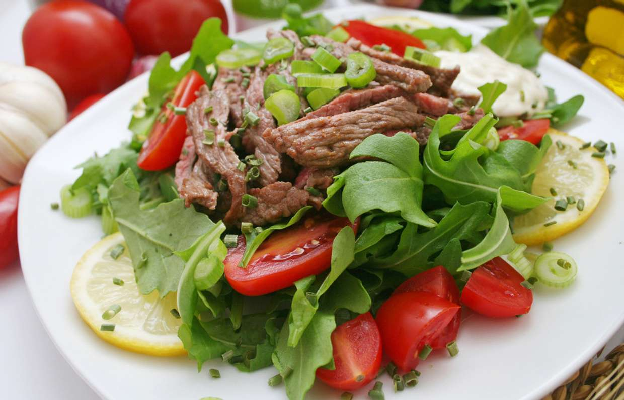 Салат с ростбифом