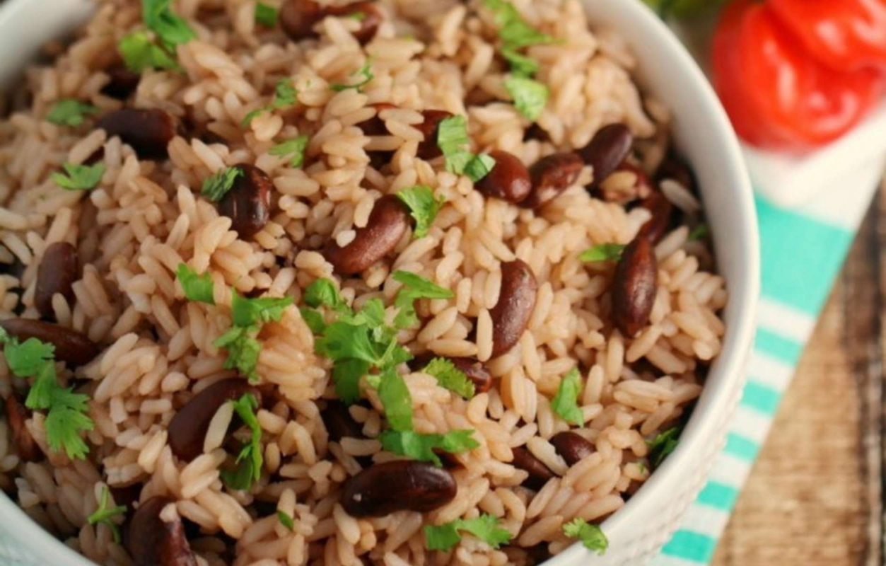 Ямайский рис с фасолью, пряностями и кокосовым молоком