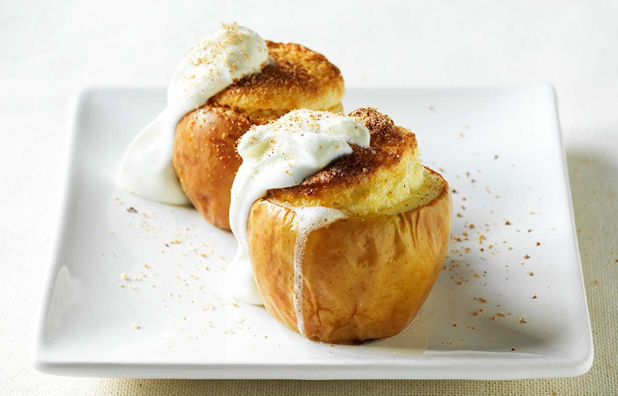 Запеченные яблоки со сметаной