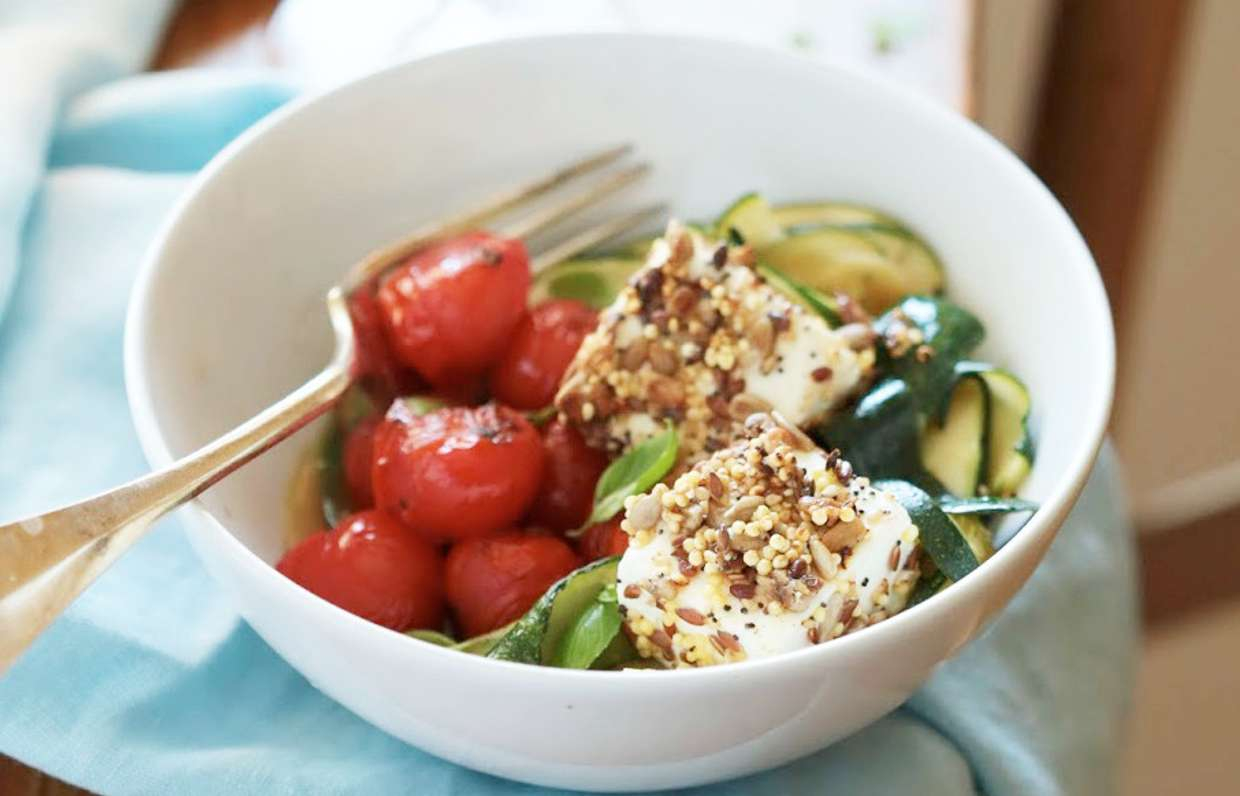 Салат с цукини и сыром фета