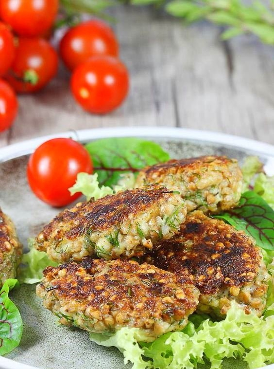 Гречневые котлеты с сыром и шпинатом