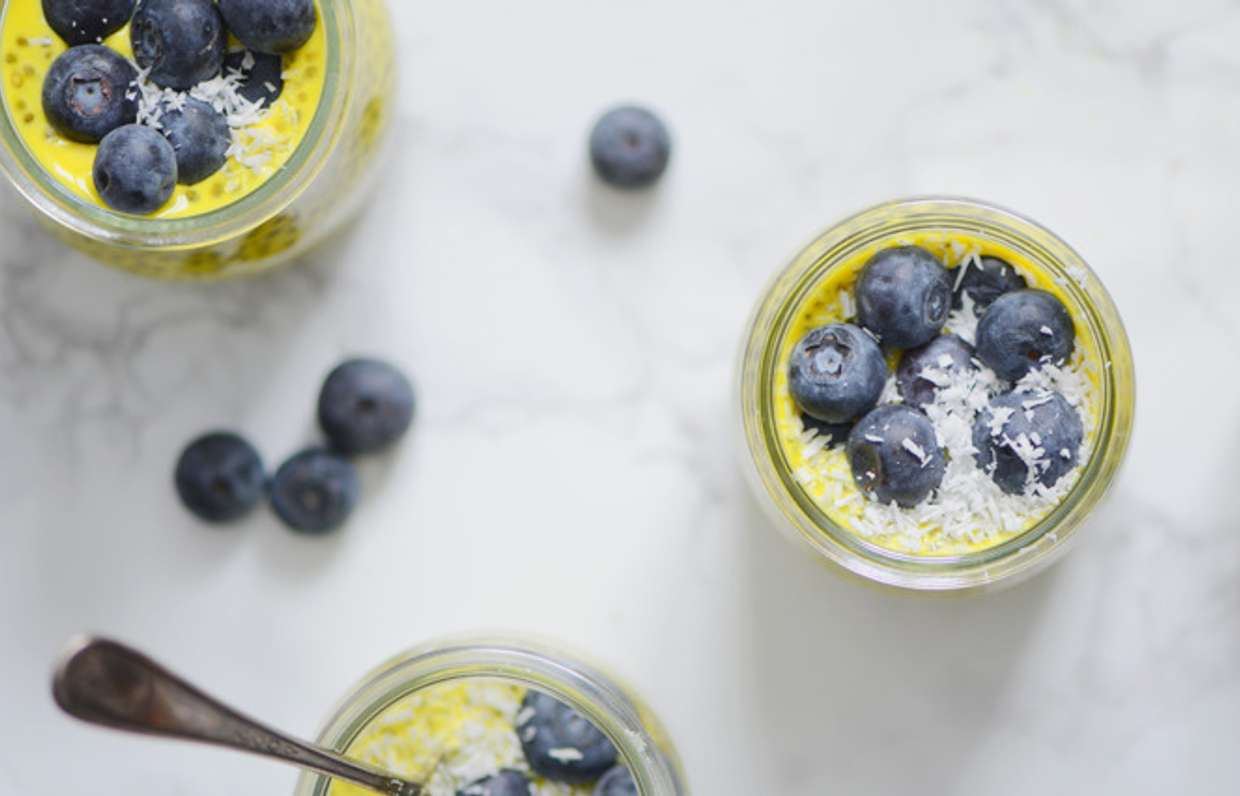Пряный чиа пудинг с голубикой