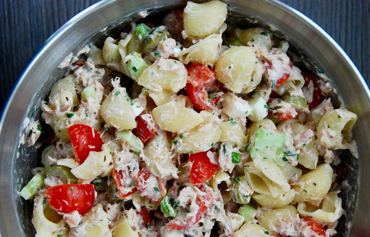 Салат с макаронами и тунцом
