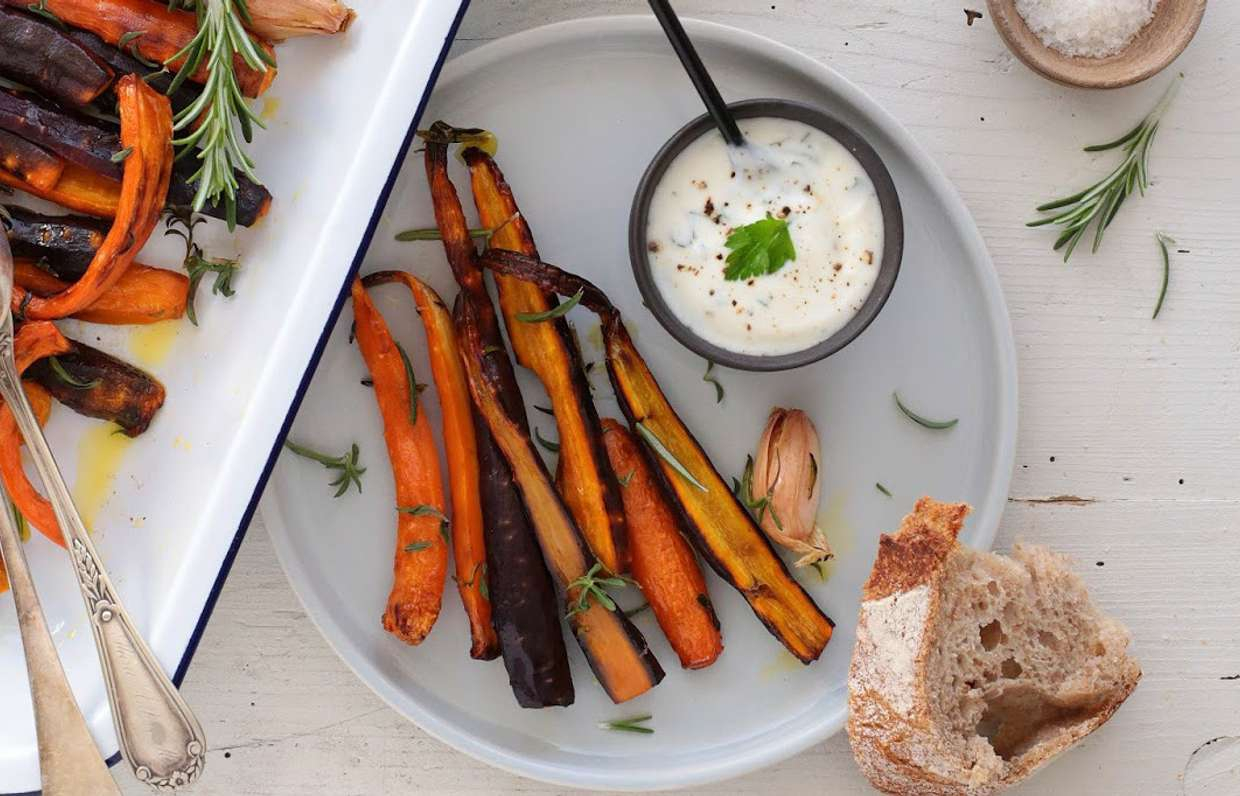 Морковь, запеченная в духовке с розмарином