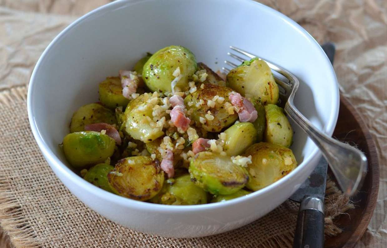 Брюссельская капуста с булгуром и беконом