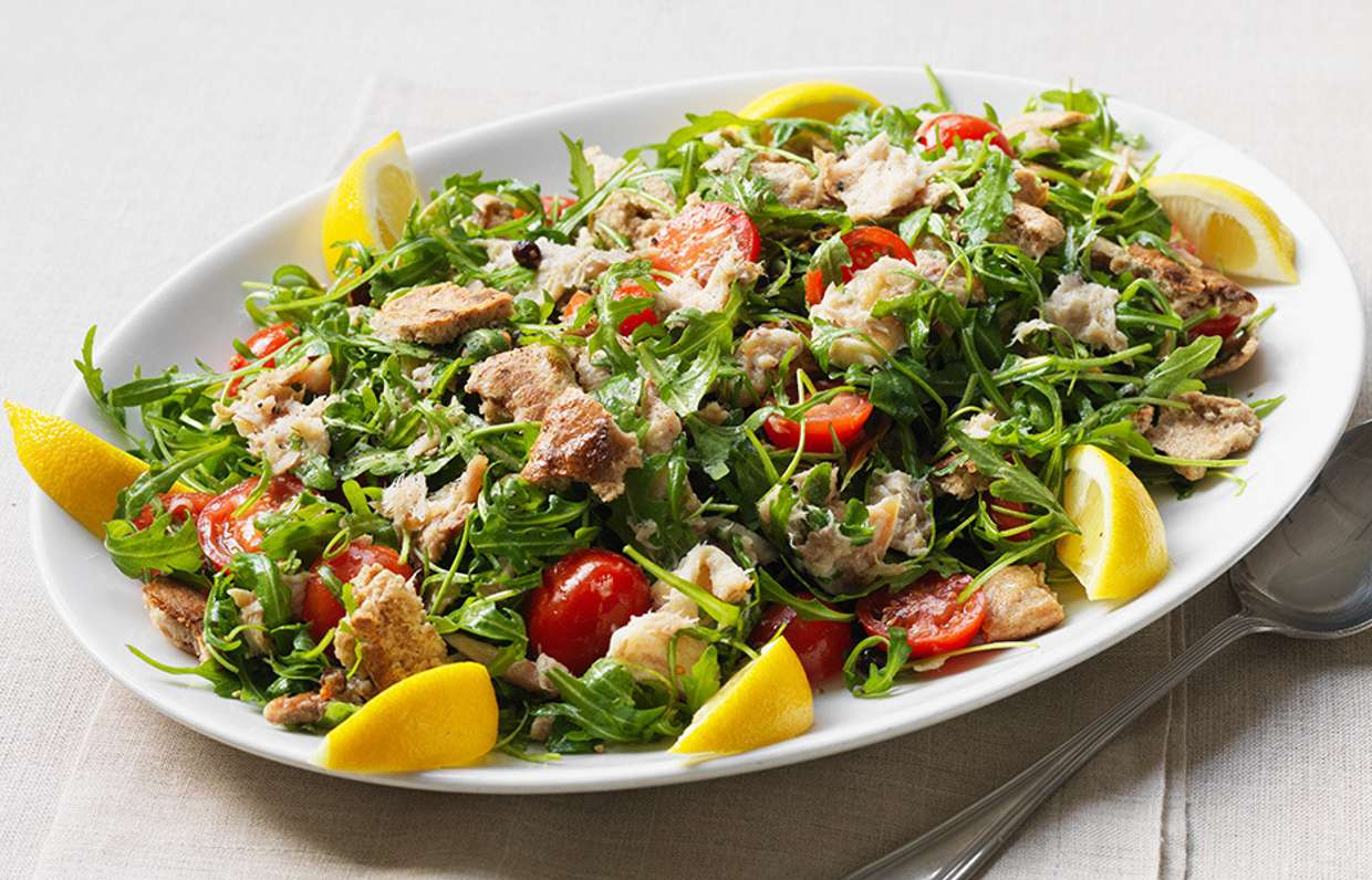 Салат со скумбрией и рукколой