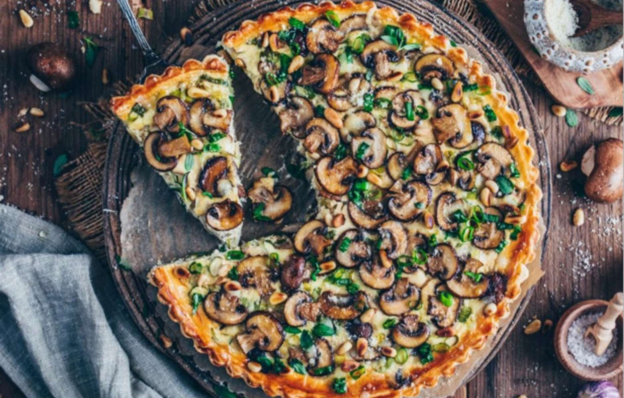 Киш с грибами и зеленым луком