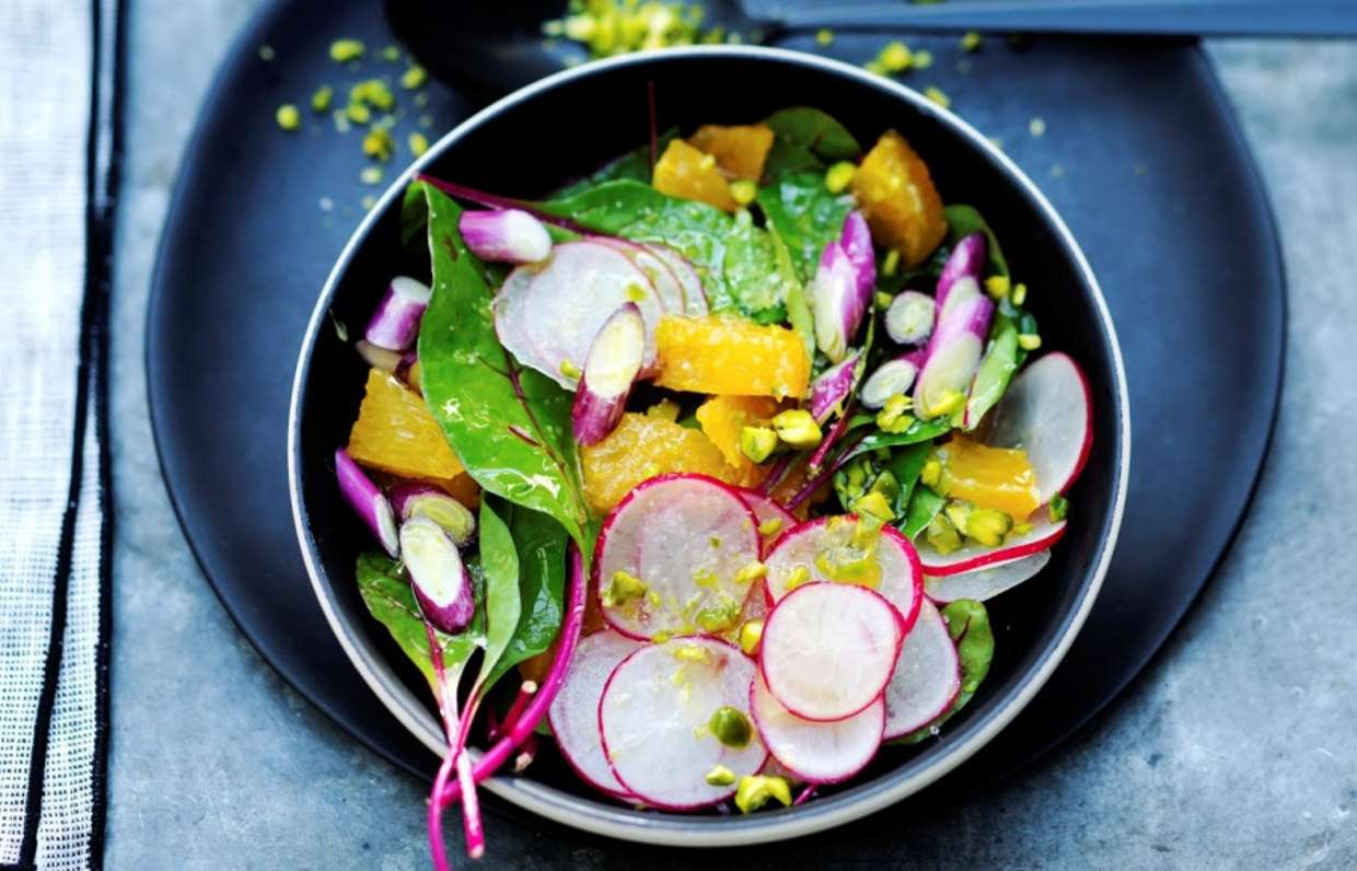 Салат с апельсином и фисташками