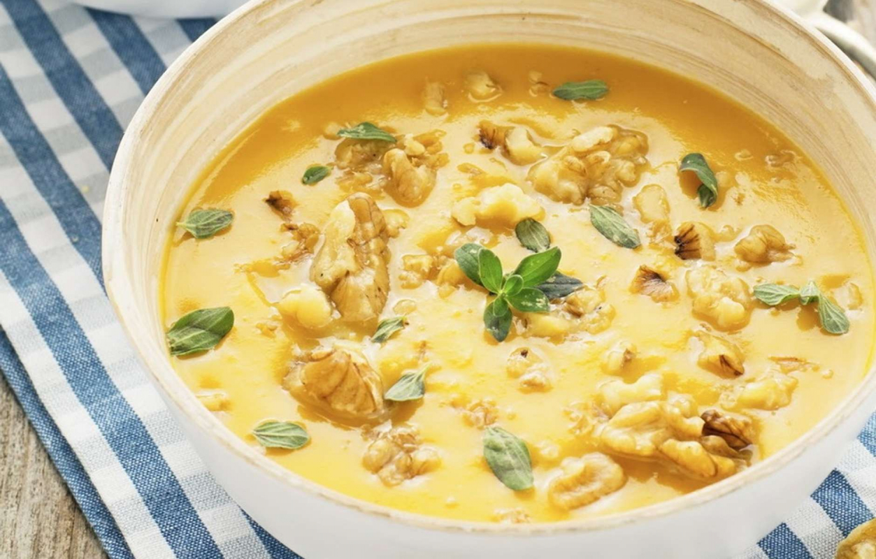 Вегетарианский суп с яблоком, тыквой, грецкими орехами и майораном