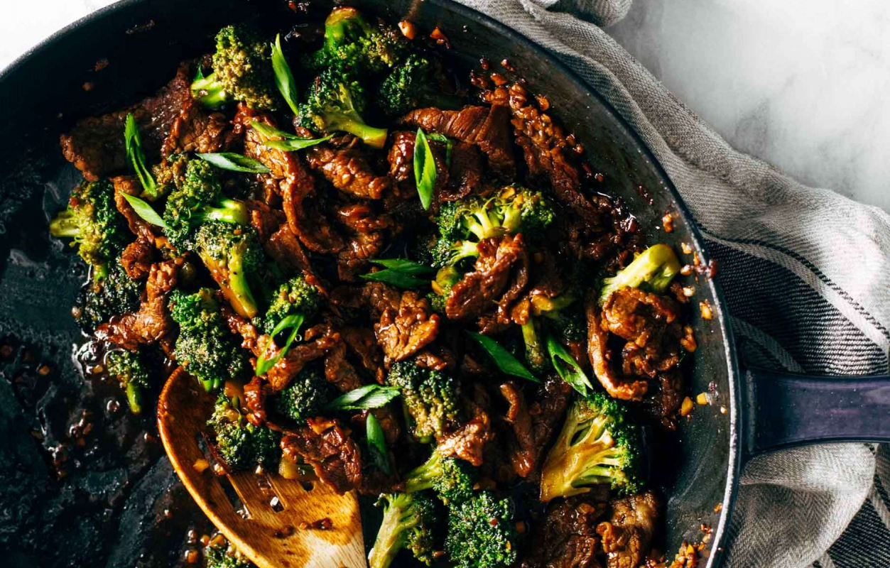 Говядина с брокколи в чесночно-имбирном соусе