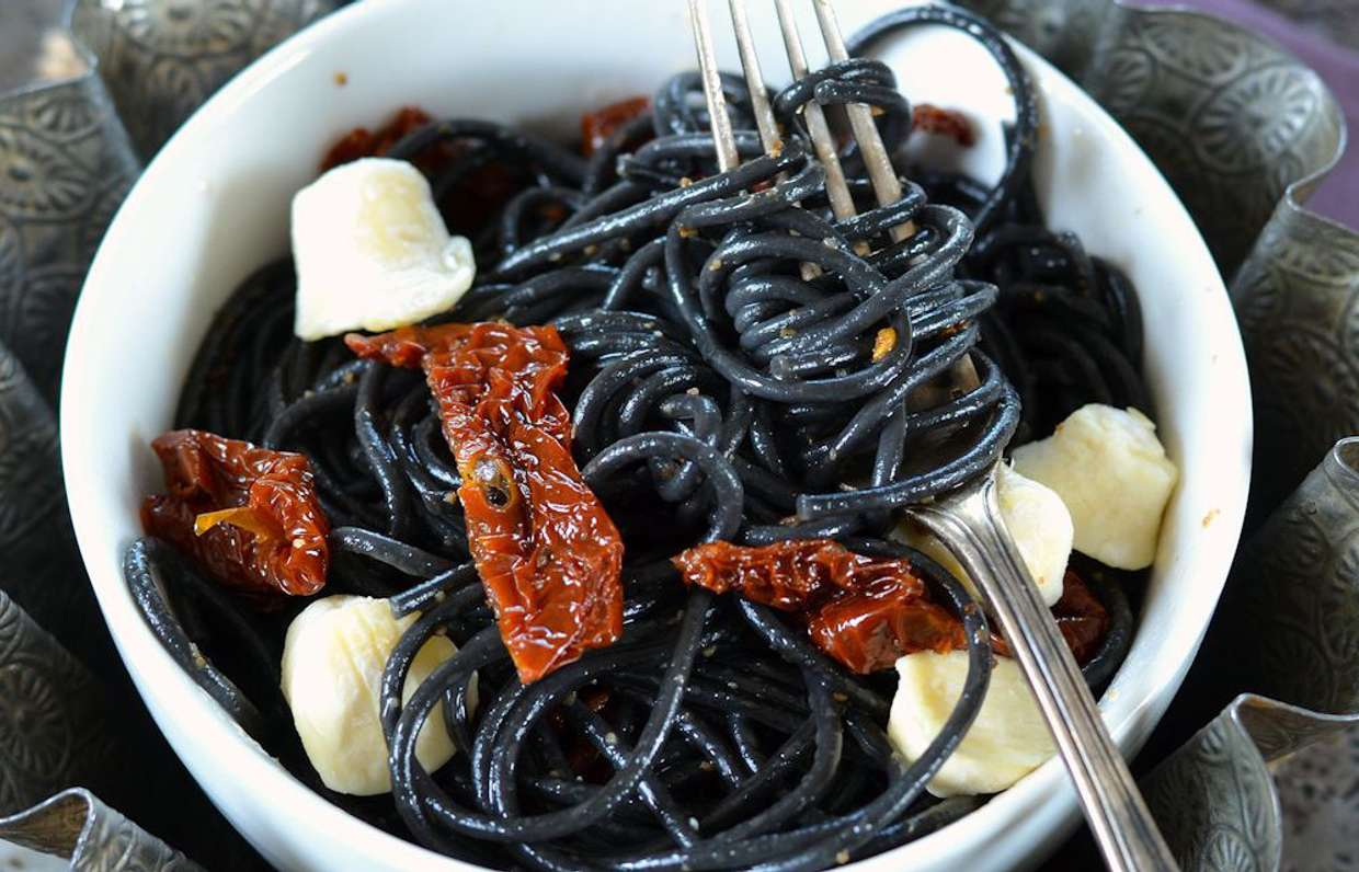 Спагетти с вялеными томатами и козьим сыром