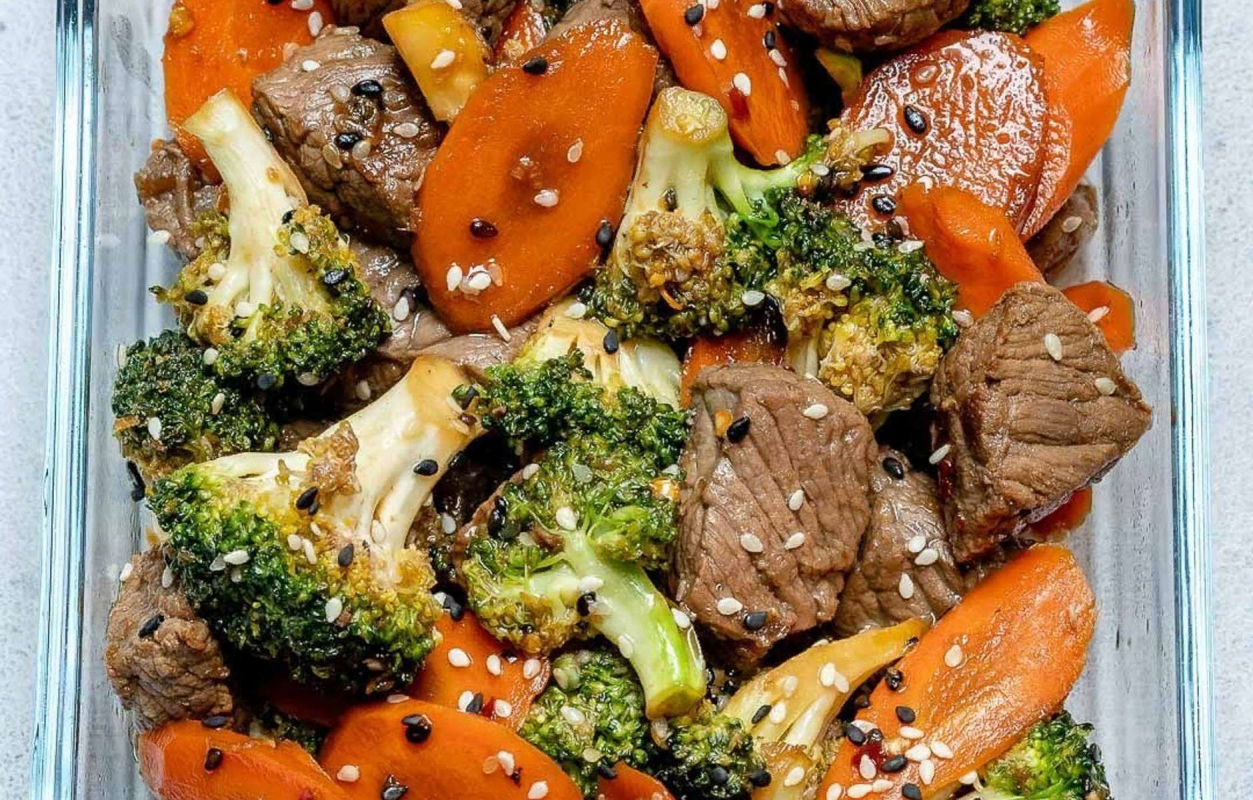 Теплый салат из телячьей вырезки с брокколи и морковью