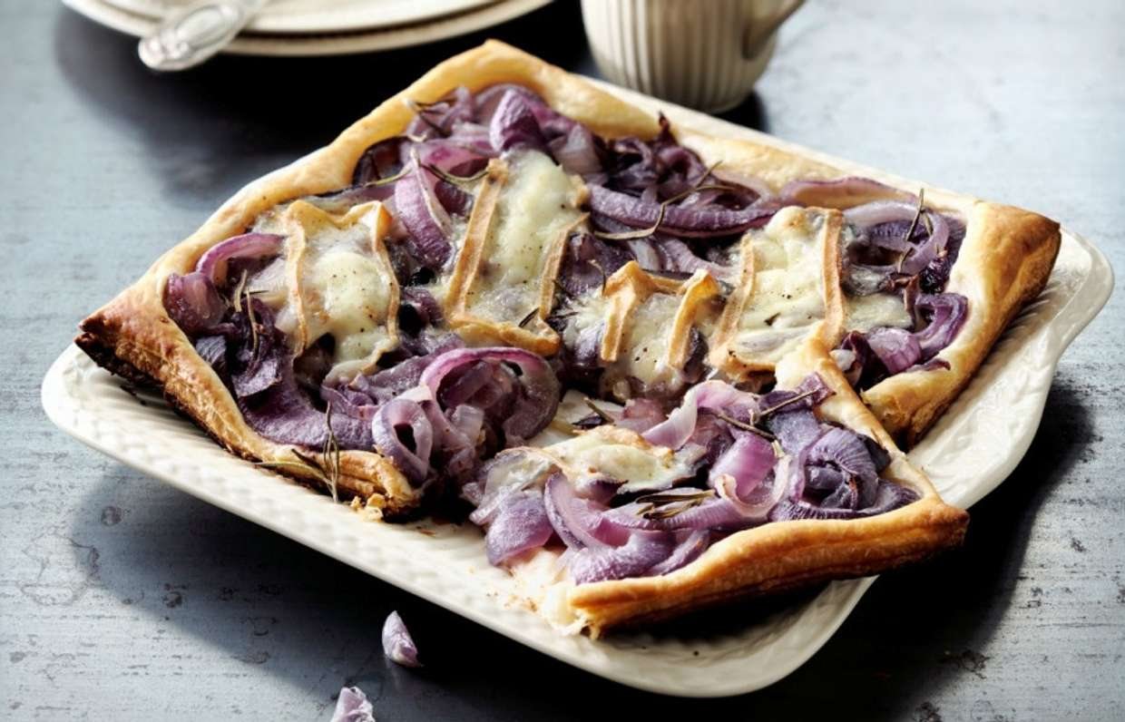 Слоеный пирог с красным луком