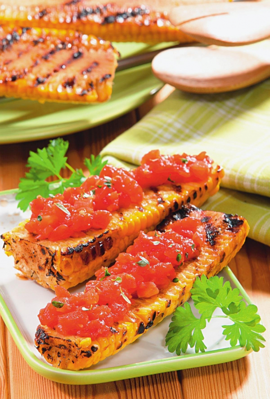 Кукуруза с томатами и тимьяном на мангале