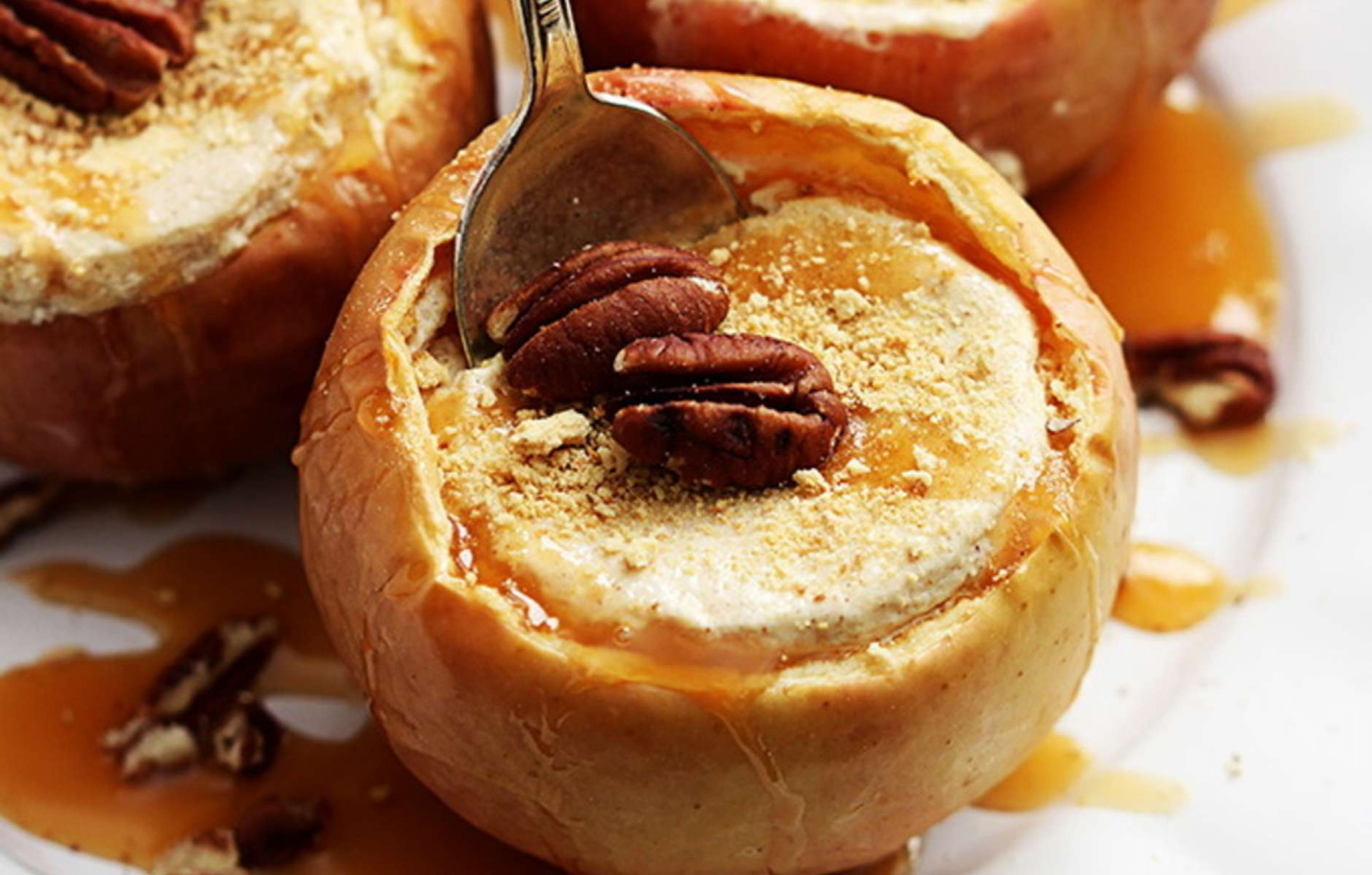 Запеченные яблоки со сливочным сыром и орехами