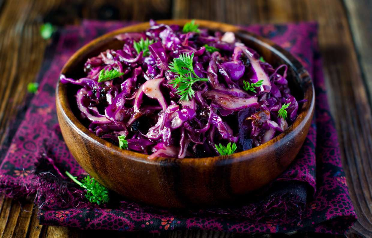 Салат из красной капусты с черносливом