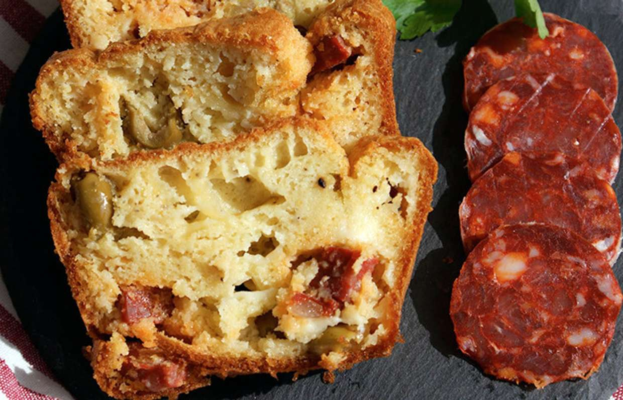 Кекс с чоризо и оливками