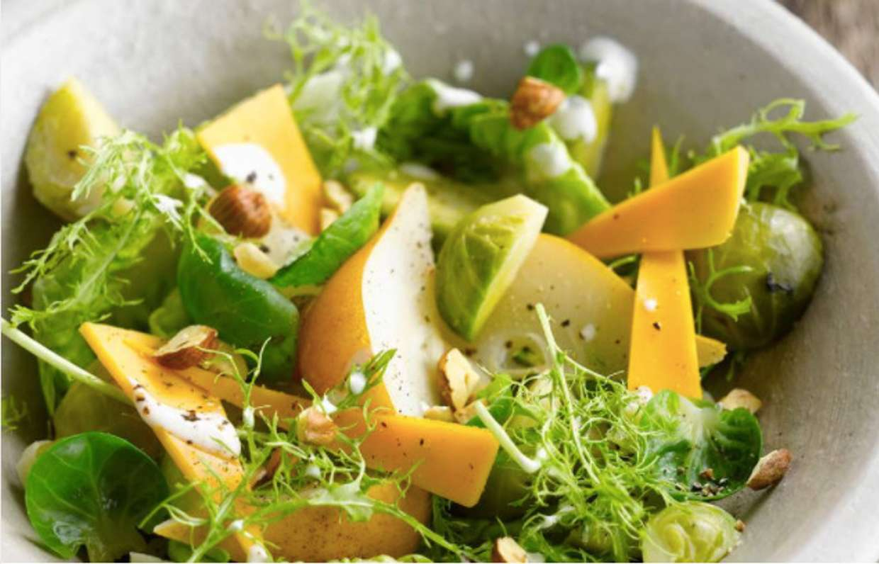 Салат с брюссельской капустой и грушей