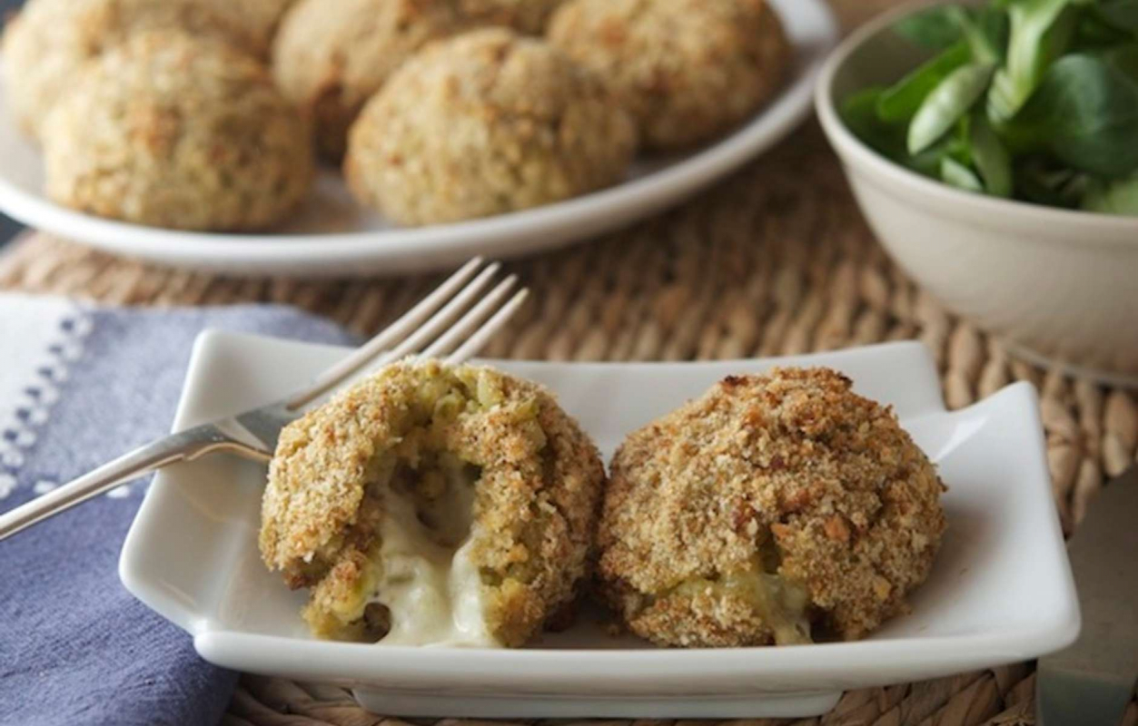 Запеченные рисовые шарики с зеленым горошком и сыром