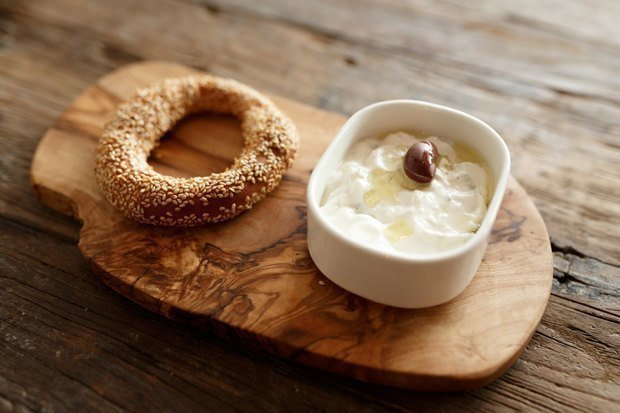 Греческие бублики кулури с соусом цацики