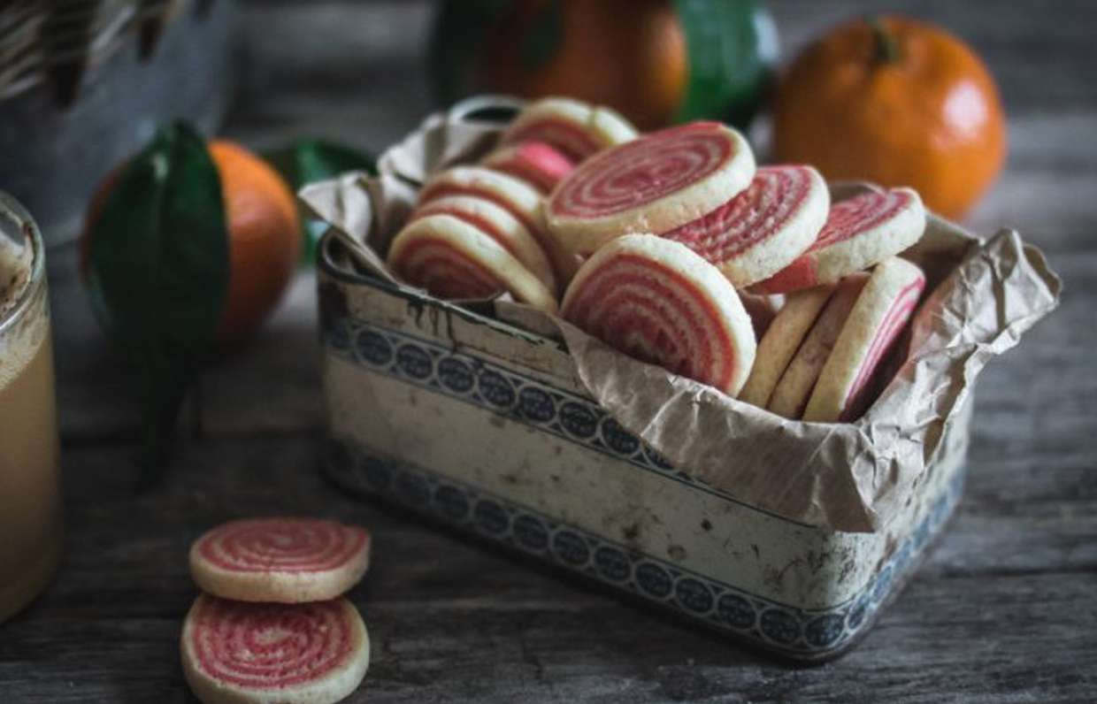 Разноцветное печенье к чаю