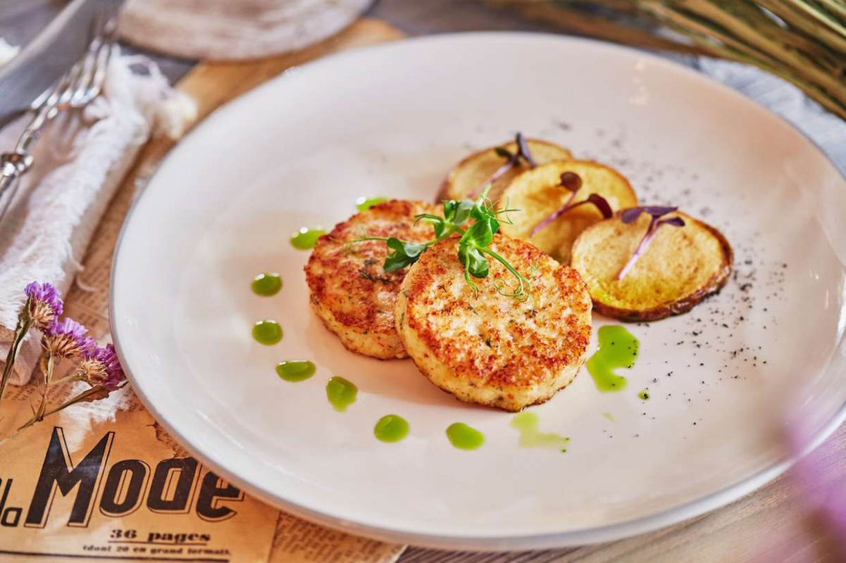 Крабовые котлеты с печеным картофелем