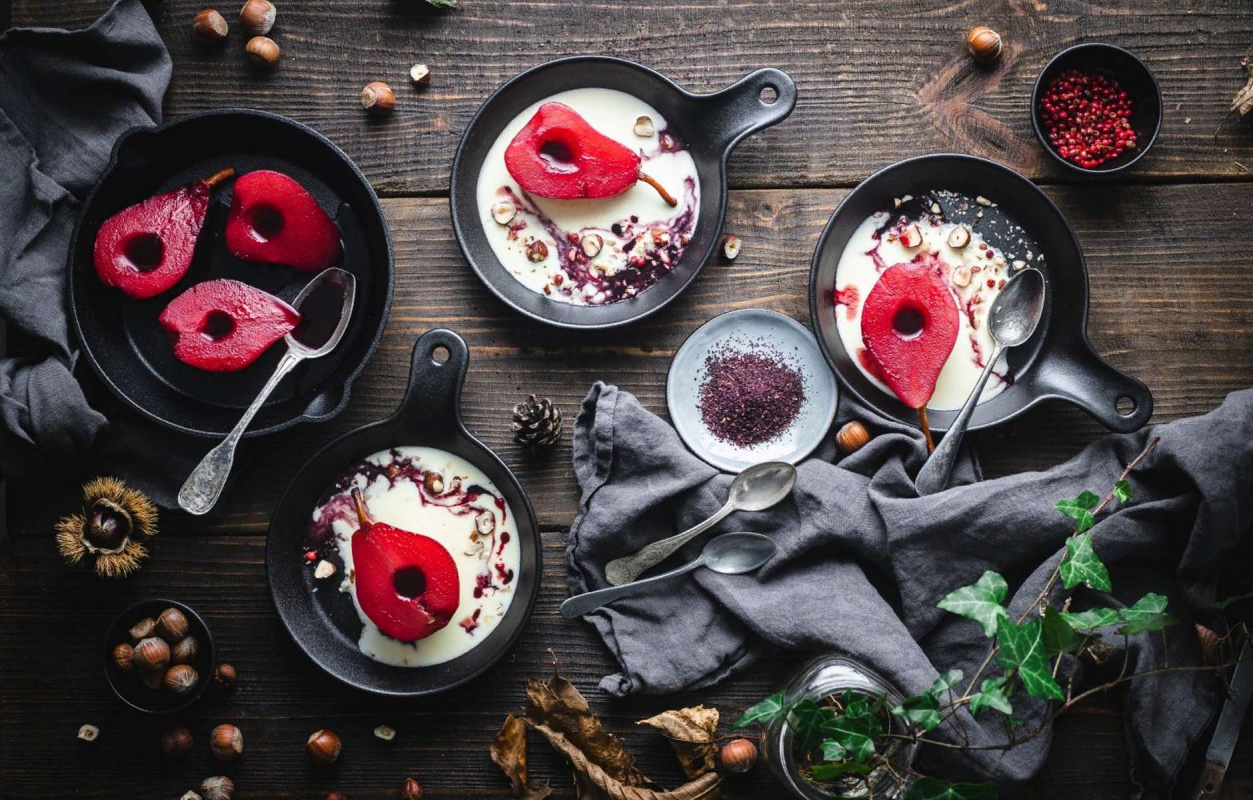 Ванильный йогурт с пряной грушей в каркаде