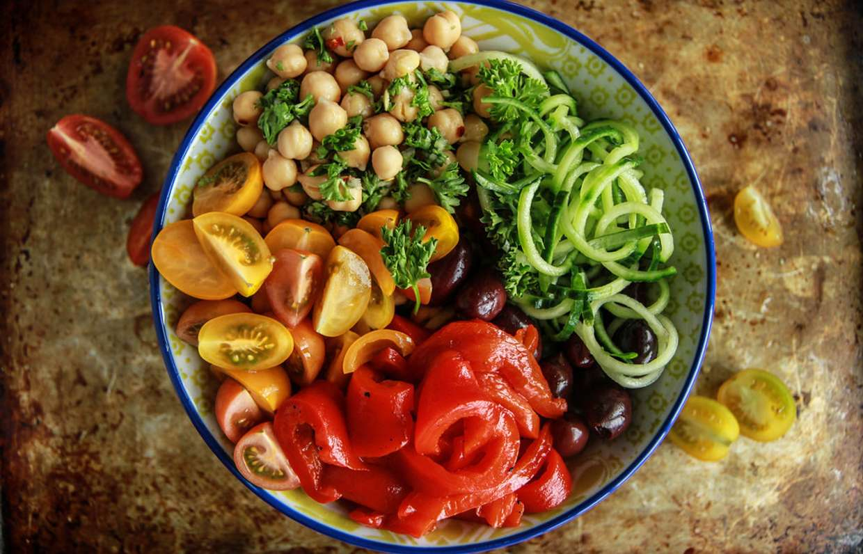 Салат из нута с огурцом