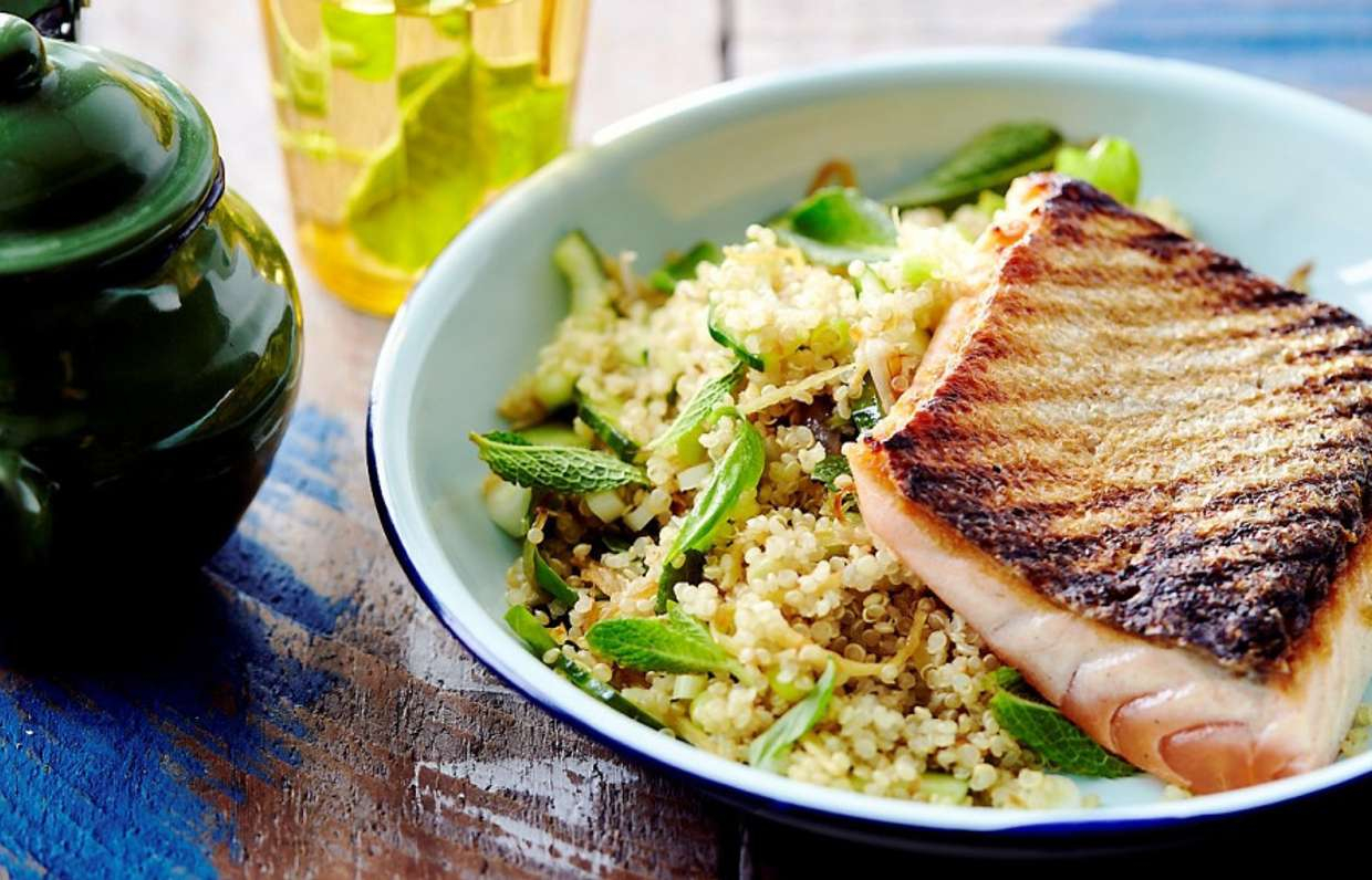 Лосось с гарниром из киноа