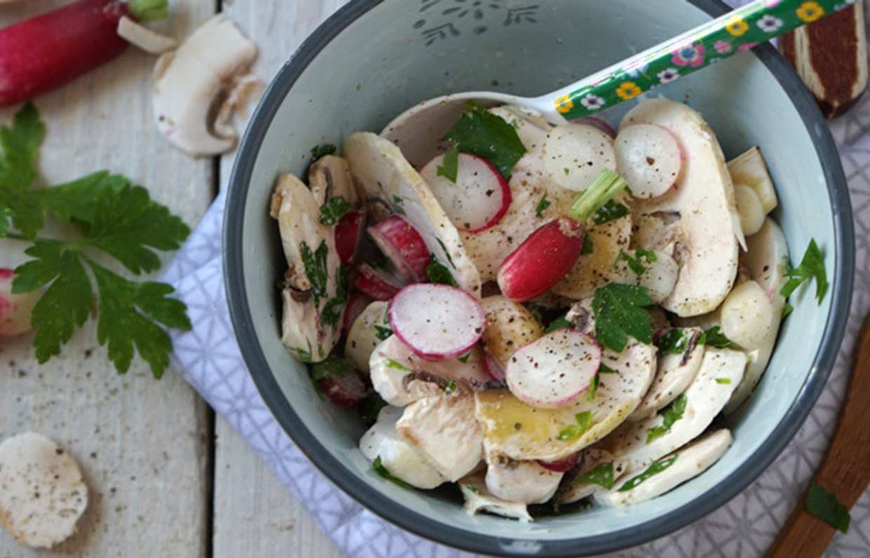 Грибной салат с редисом