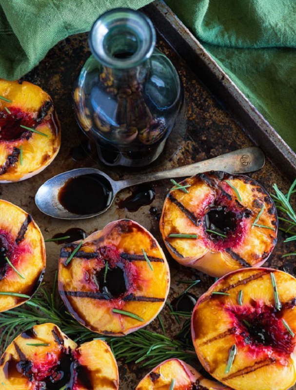 Жареные персики с розмарином и бальзамическим уксусом на мангале