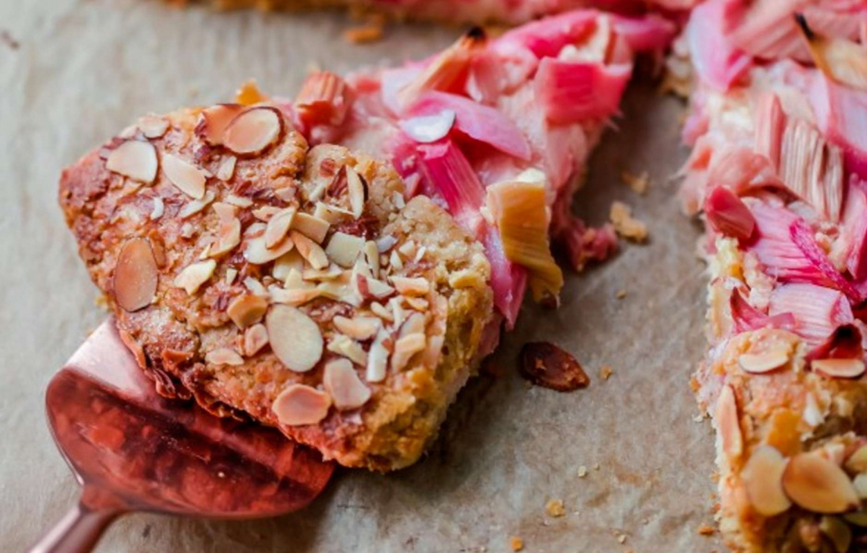 Пирог из ревеня с франжипаном