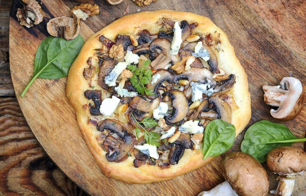 Пицца с шампиньонами и голубым сыром